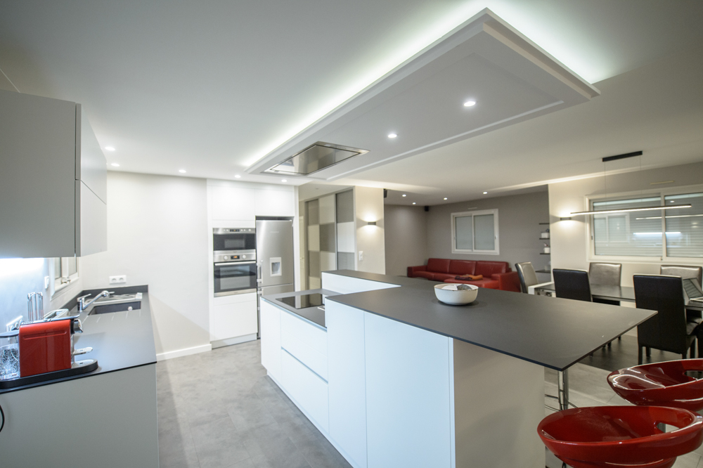 00-plan-de-travail-cuisine-noir-blanc-cuisiniste-agencement-lumière-ilot-central-ouvert-ambiance-lumineuse-tabouret-haut-électroménager-encastré