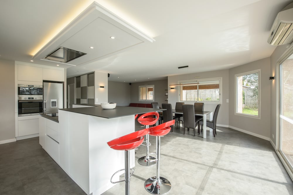 06-beaux-interieurs-tabouret-ilot-central-rouge-faux-plafond-noir-blanc-corniches-moderne