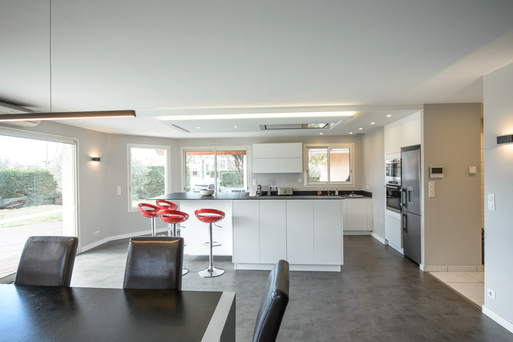 11-couleurs-rouge-noir-blanc-salle-à-manger-table-chaises-suspension-faux-plafond-placards-hotte-encastrée-pratique-frigo-colonne-chaud-froid
