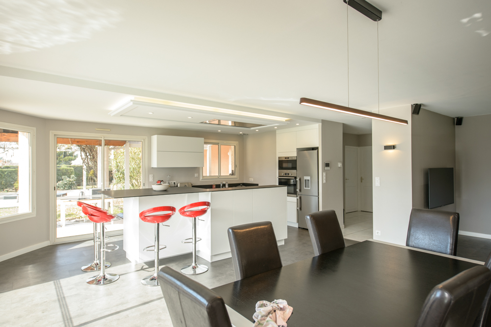 14-fenêtre-rénovation-nouveauté-rouge-assises-hautes-corniches-rétroéclairées-table-chaises-tv-jour-soleil-lumineux-aéré-décoration-ambiance