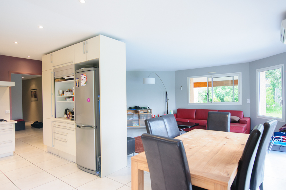 05-beaux-interieurs-cuisine-frigo-canapé-rouge-cuir-chaises-table-bois-séjour-salon-luminaire