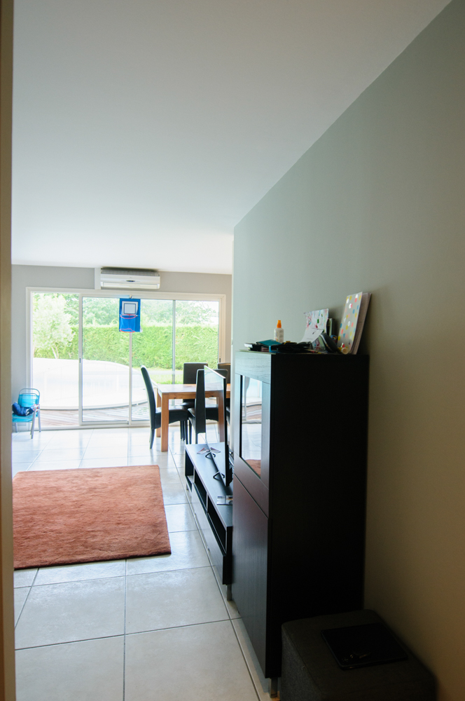 beaux-interieurs-meuble-TV-vitrine-climatisation-tapis-rouge-sol-carrelage-baie-vitrée