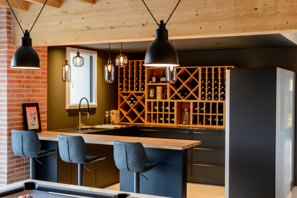 00-apres-cave-vin-bar-luminaire-billard-suspension-bois-noir-anthracite-coin-lounge