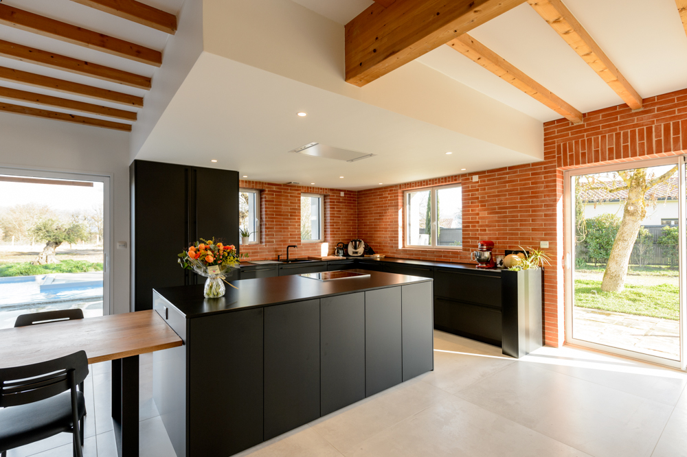 00-apres-cuisine-noir-bois-brique-parement-poutre-plafond-spot-baies-vitrees