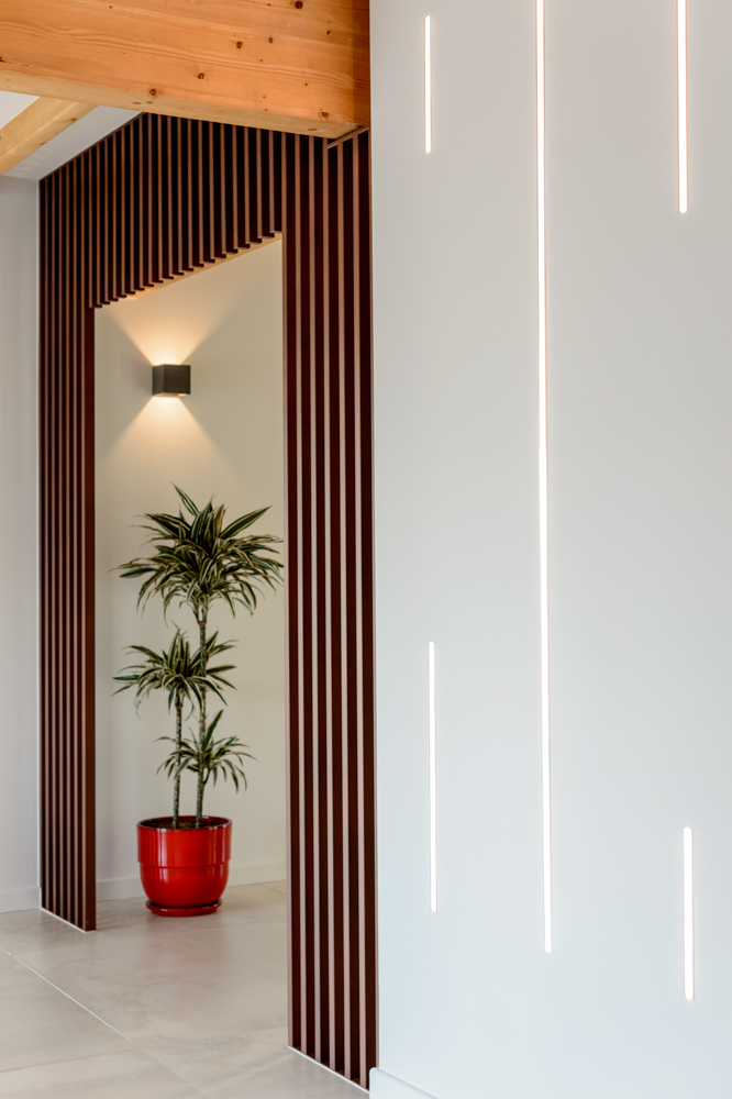 00-apres-rail-led-claustra-metal-effet-rouille-entree-plante-carreau-grand-format-poutre-bois