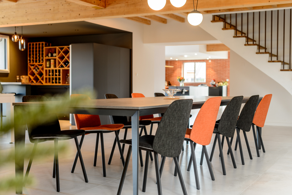 00-apres-salle-a-manger-escalier-table-grand-format-luminaire-decoration-amenagement-interieur