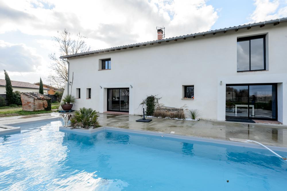 01-apres-facade-arriere-piscine-exterieur-baies-vitrees-vegetation-crepi
