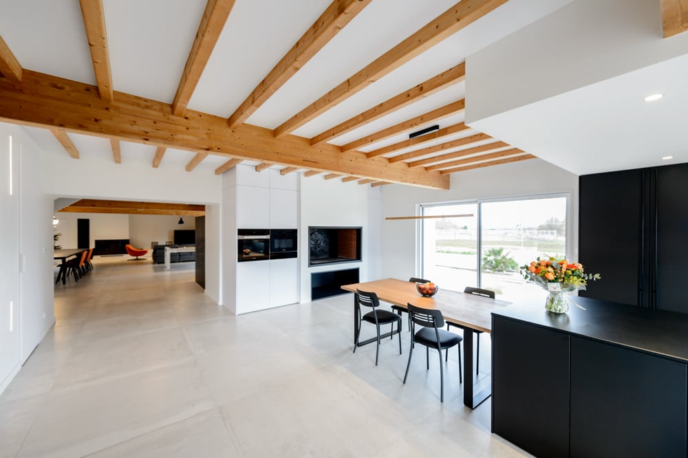 05-apres-cuisine-sol-carrelage-grand-format-noir-blanc-electromenager-poutre-bois-espace-volume