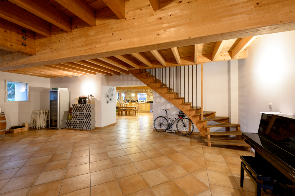 12-avant-escalier-carreaux-bruns-bois-poutre-ancien-terne-piano