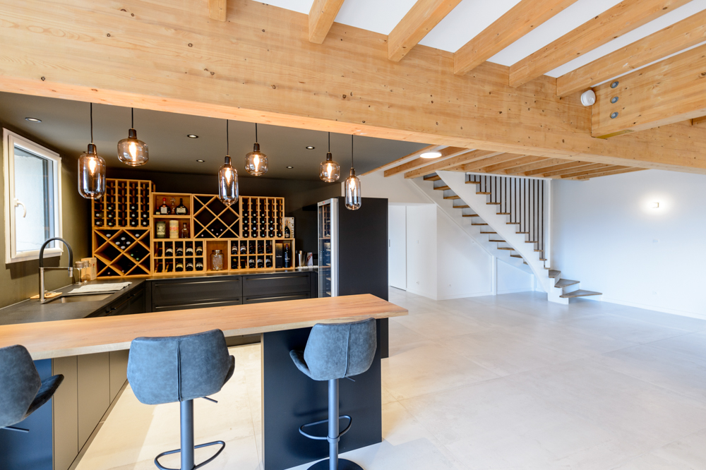 13-apres-bar-tabouret-suspension-escalier-poutre-cave-vin-bois-poutre