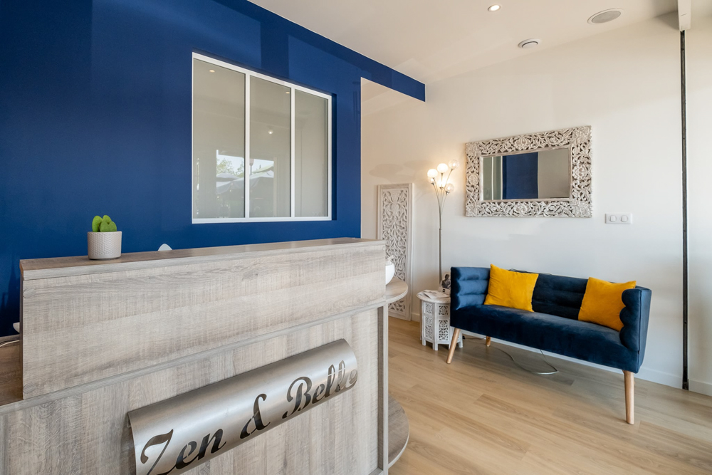 2-accueil-salon-esthetique-beaute-bleu-verriere-canape-attente-couleur