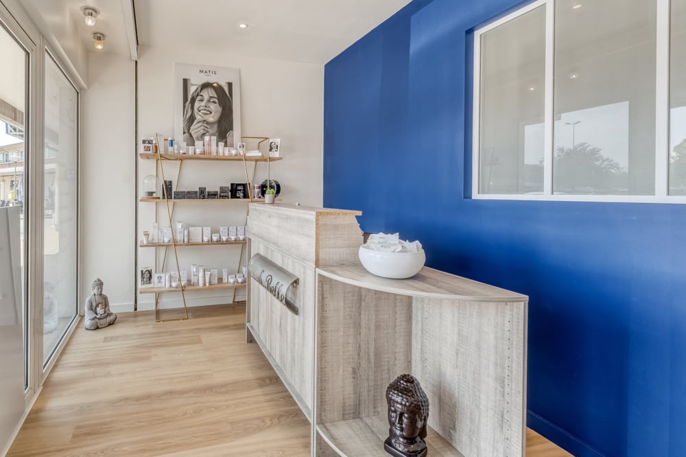 3-comptoir-reception-client-verriere-bleu-blanc-parquet-stratifie-bois-chene-produit-boutique
