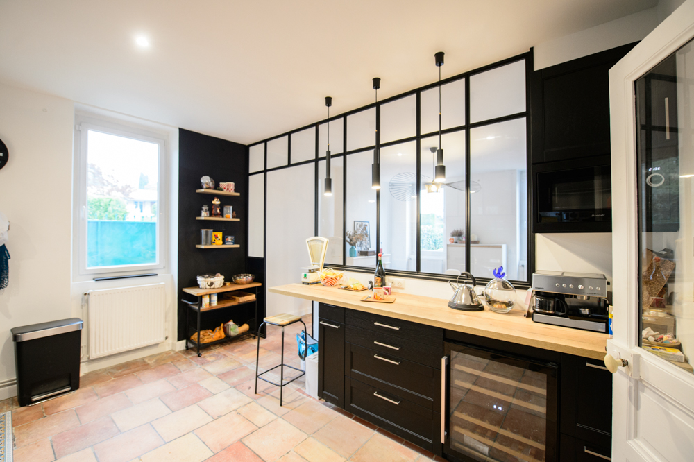 beaux-interieurs-cote-cuisine-renovee-avec-belle-verriere