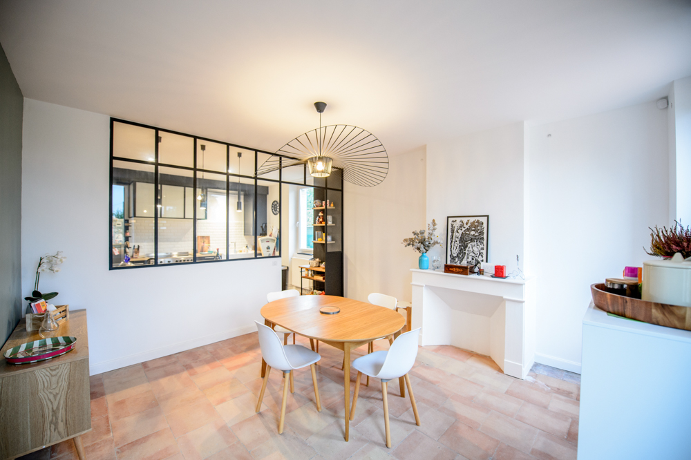 beaux-interieurs-salle-a-manger-retro-avec-verriere-sur-cuisine-1