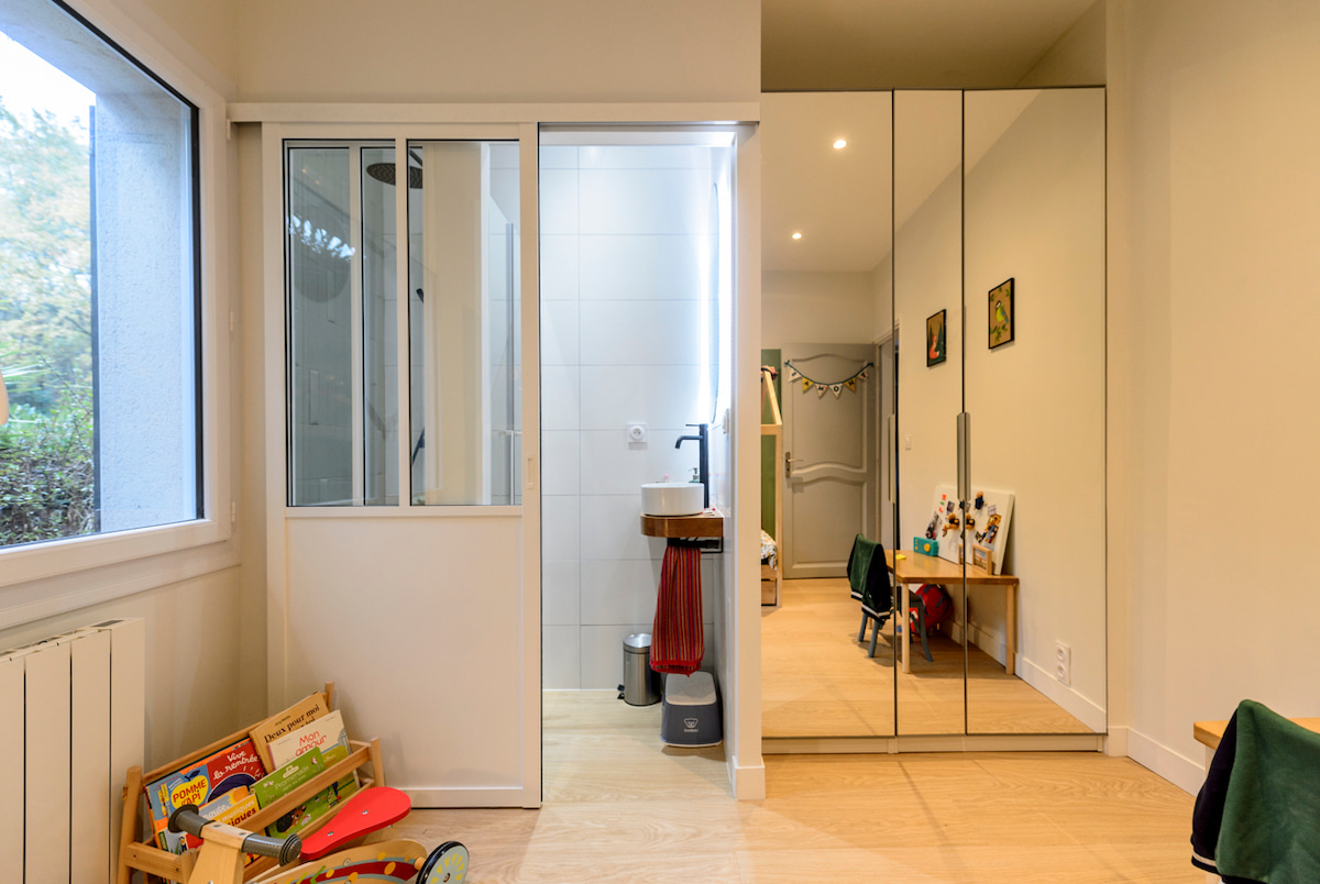 chambre-enfant-après-placard-miroir-salle de bain