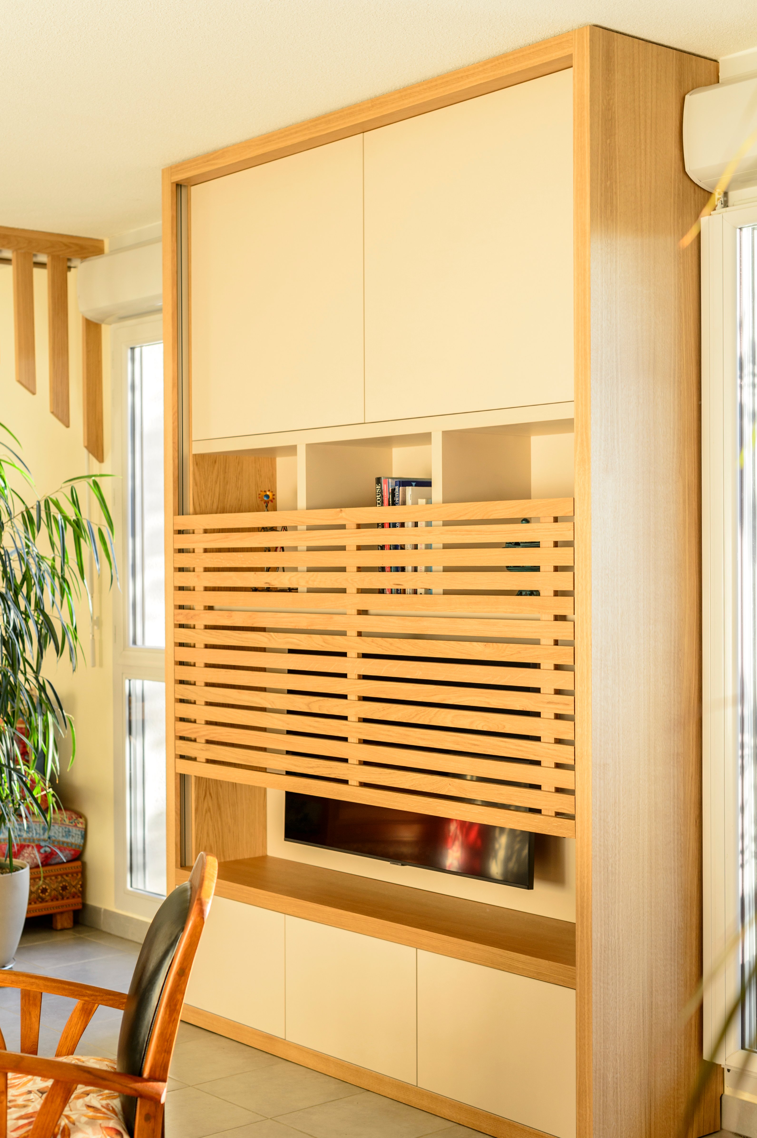 claustra-coulissant-sur-meuble-tv-mobilier-toute-hauteur-integre-entre-fenetres