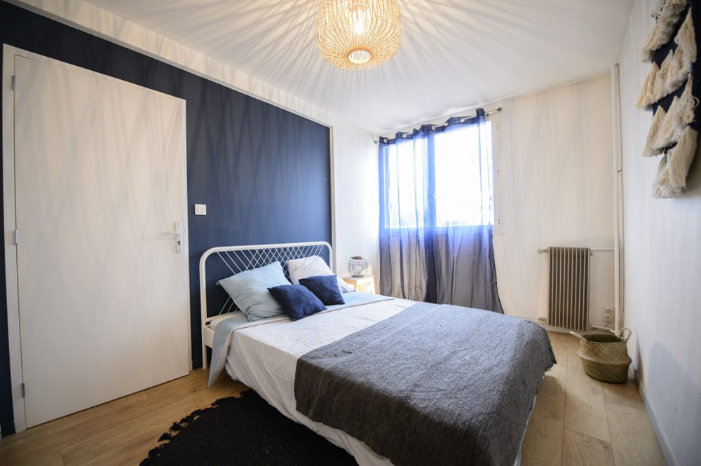 Decoration-intéreur-chambre-etudiant-moderne-bleu-1024x681