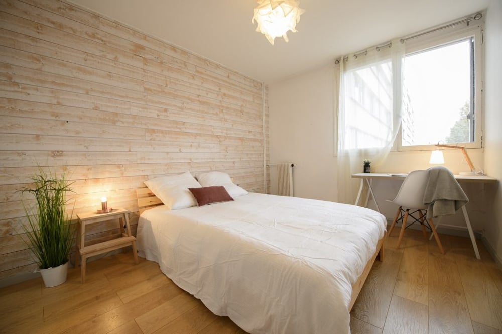 Decoration-interieur-chambre-cocooning-bois-lambri-1024x681