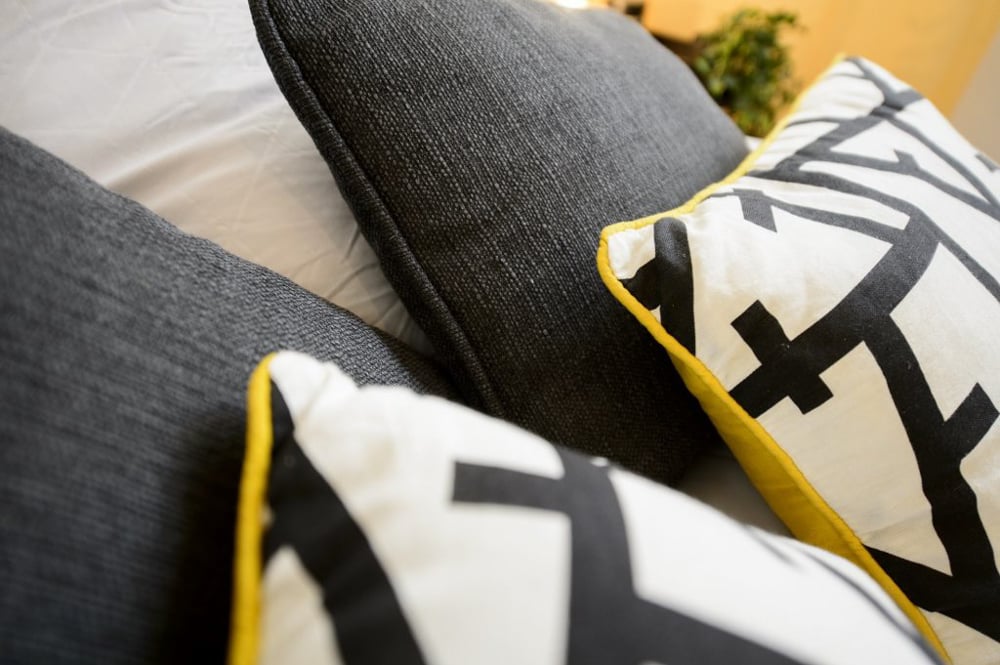 decoration-chambre-coussin-graphique-chaleureux-1024x681