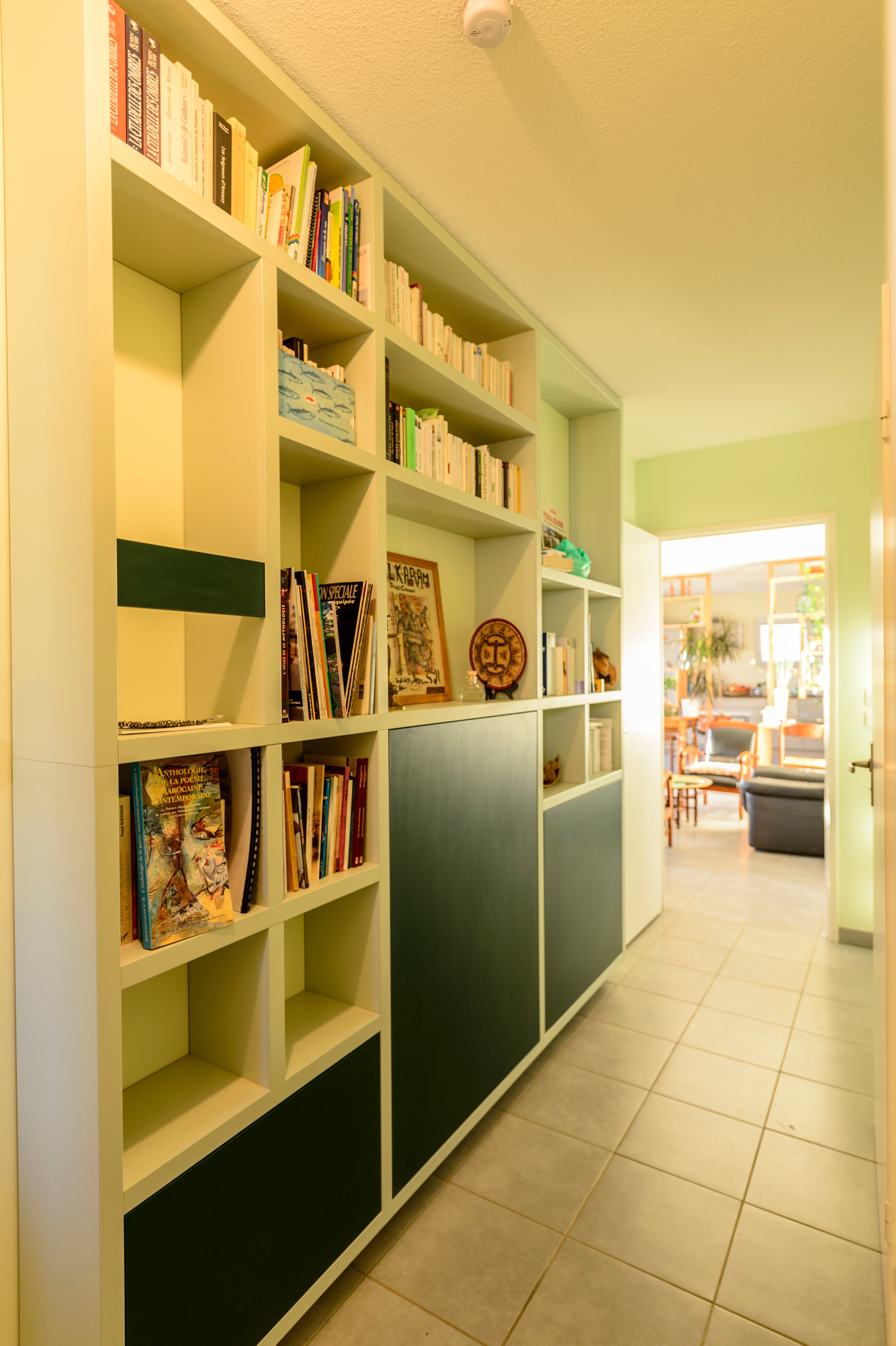 couloir-sejour-passage-colore-matiere-stratifie-toute-hauteur-vert