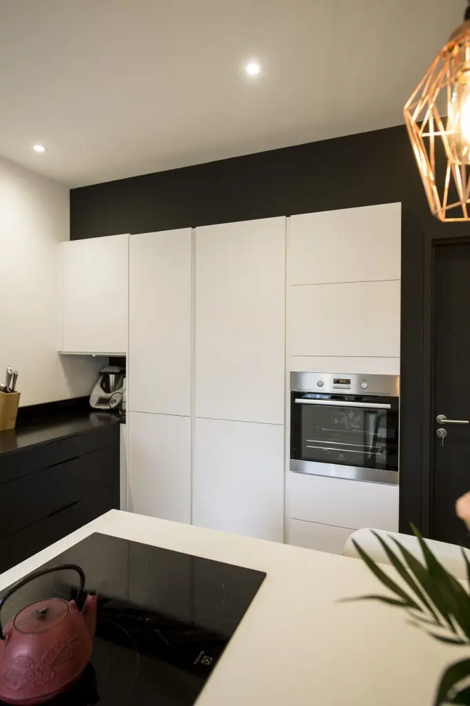 cuisine-convivial-black-and-white-682x1024