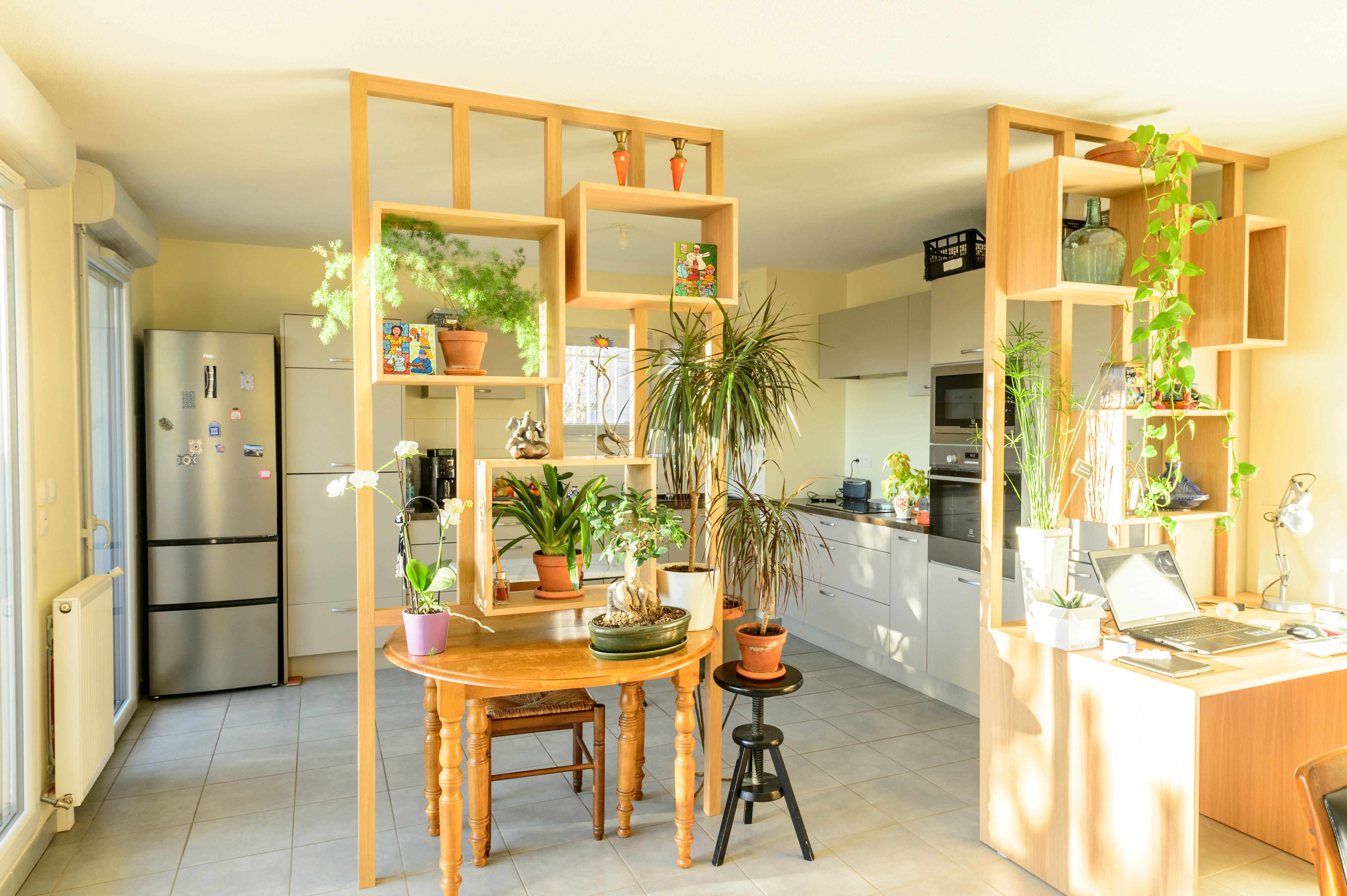 cuisine-sejour-bureau-petit-espace-delimitation-claustra-brise-vue-1