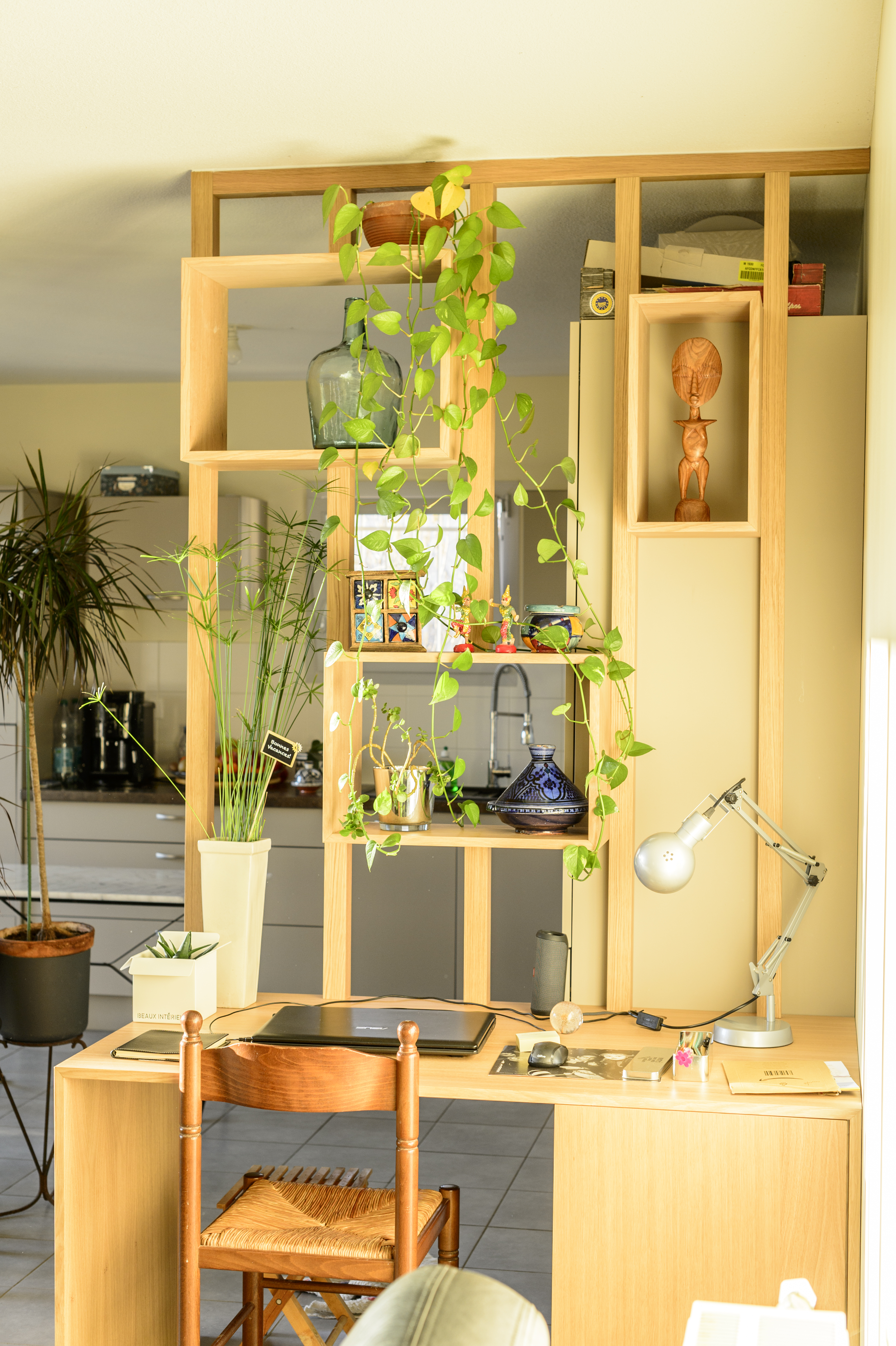 espace-bureau-ferme-imprimante-integre-claustra-bois-toute-hauteur-cuisine-amenagement-espace