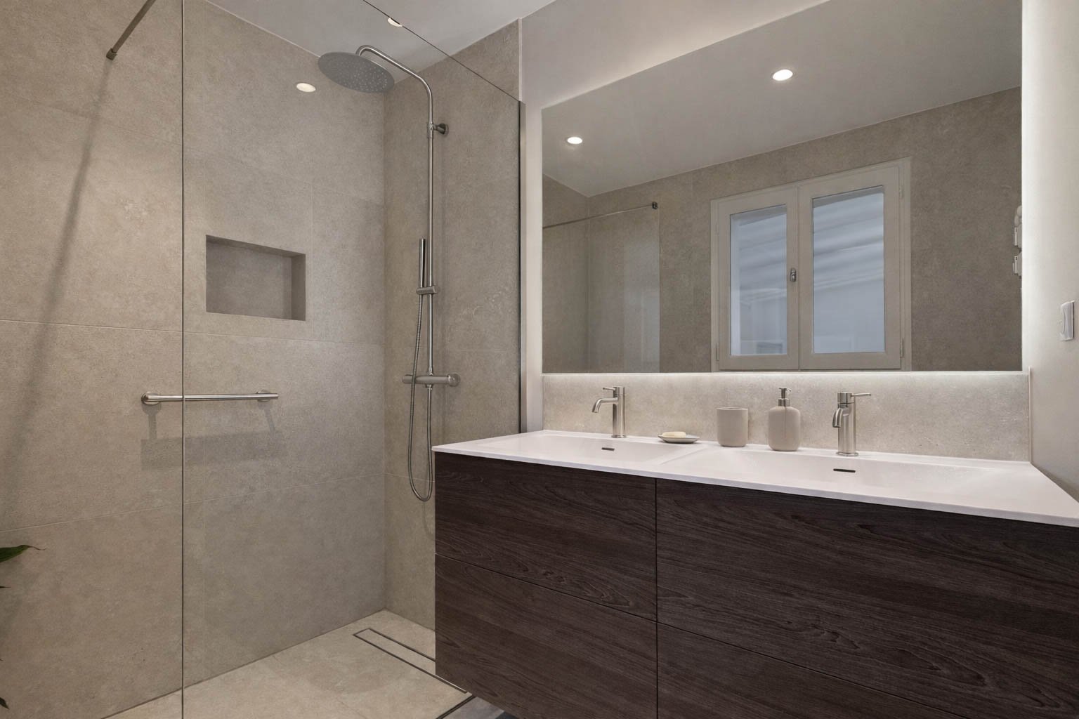 Transformation d’une salle de bain en salle d’eau contemporaine