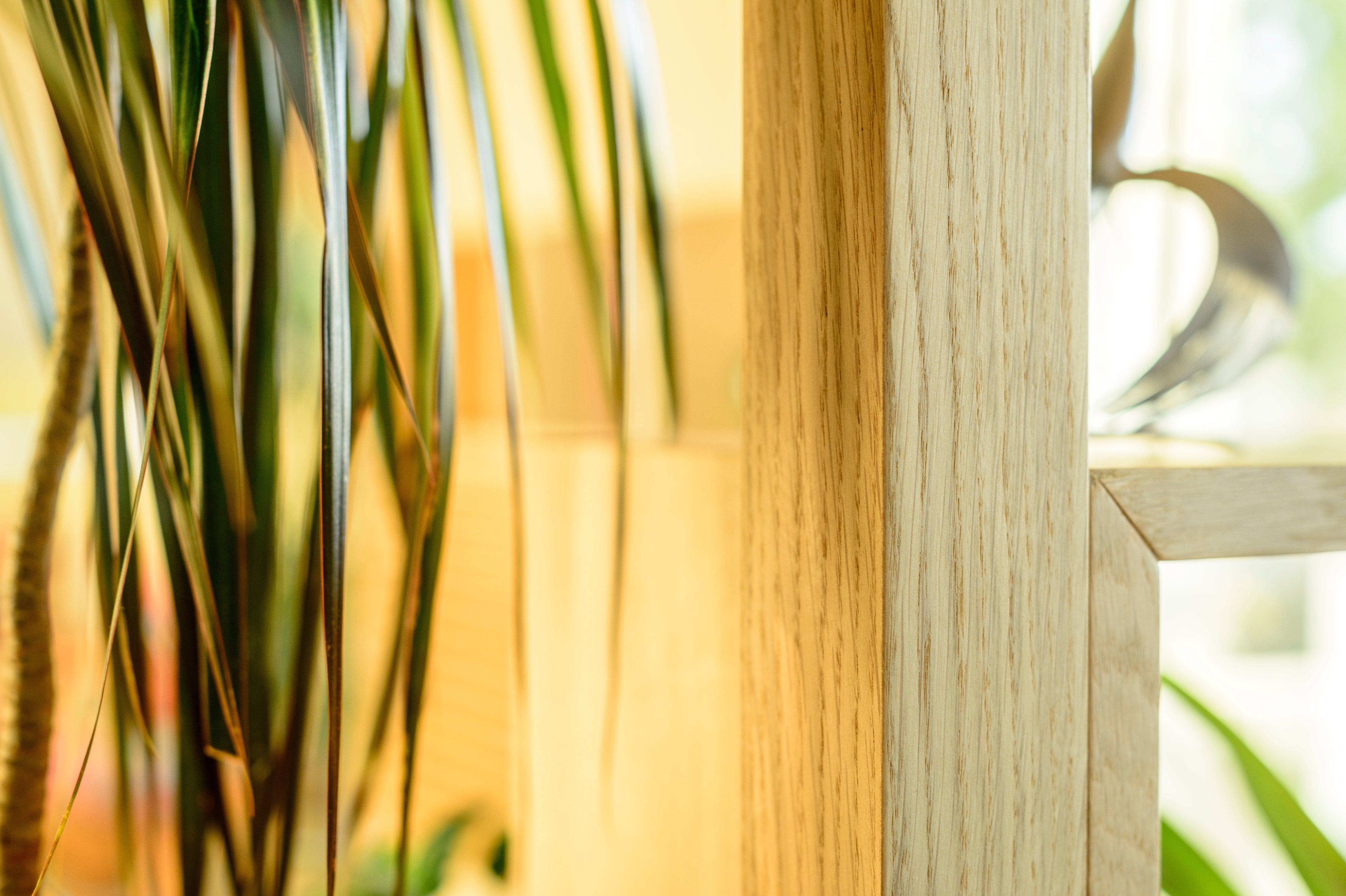 fibre-chene-clair-bois-naturel-lumiere-verdure-interieur