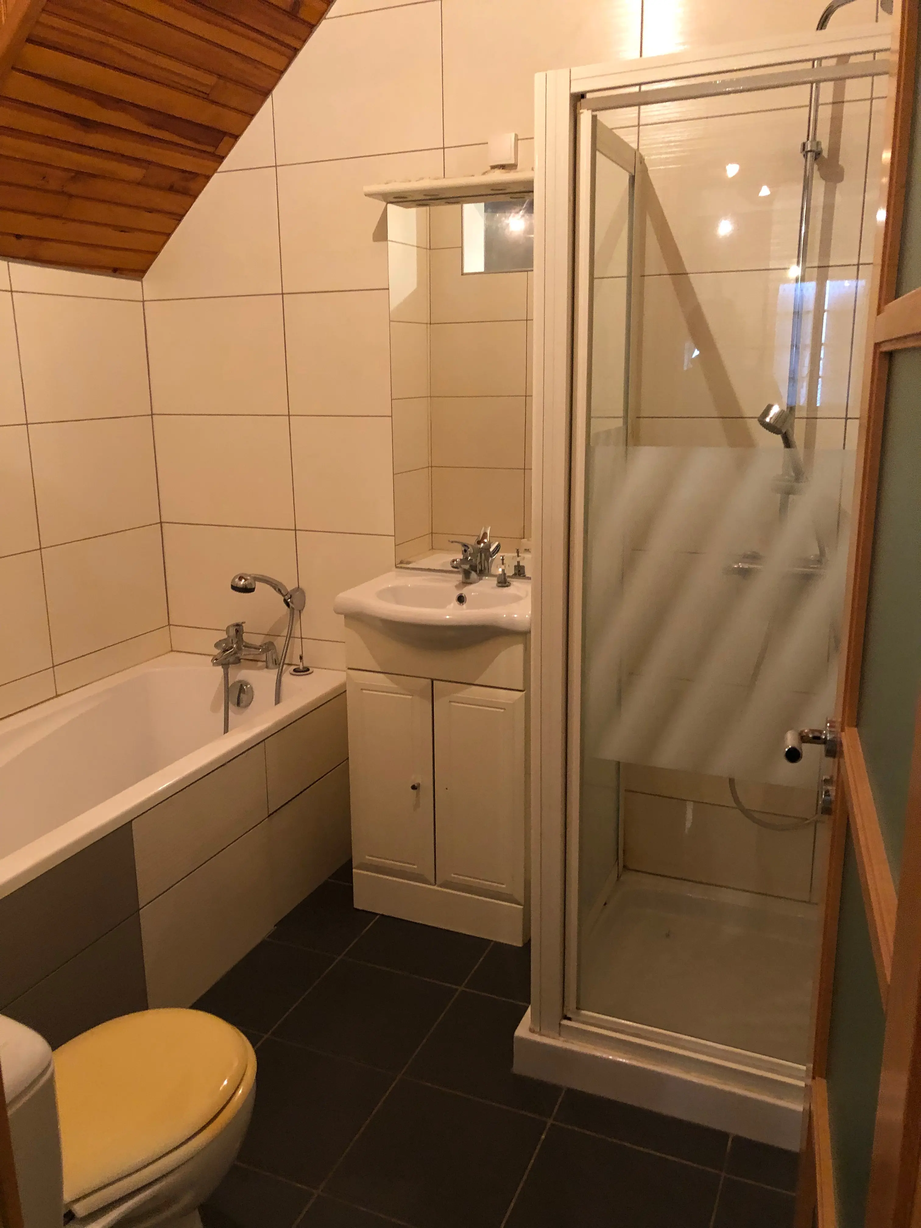 07-salle-de-bain-douche-ancien-rustique-scaled.jpeg