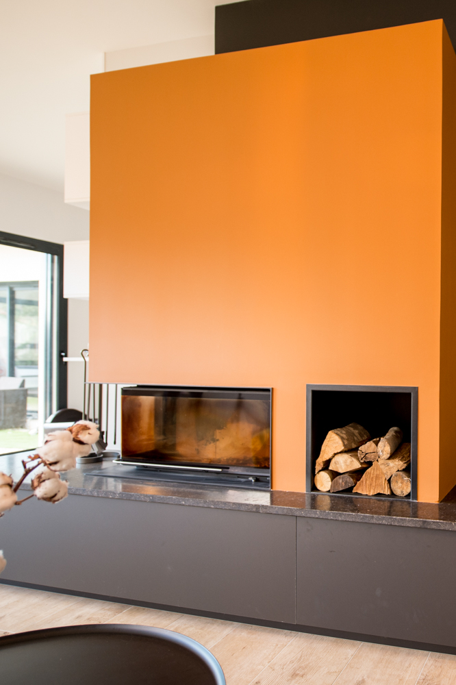 cheminee-buche-orange-rack-bois-noir-banc-tiroir