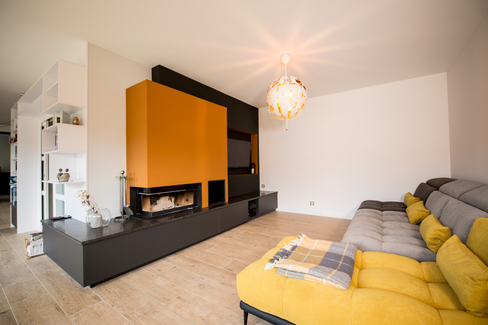cheminee-orange-noire-banc-large-contemporrain