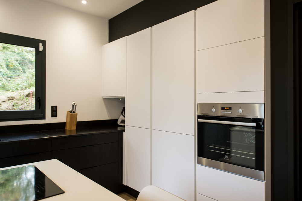 cuisine-vitree-lumiere-blanc-noir-encastree