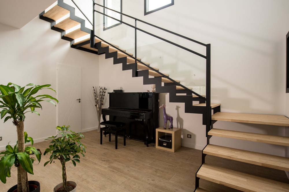 escalier-garde-corps-verre-metal-marche-bois-plante