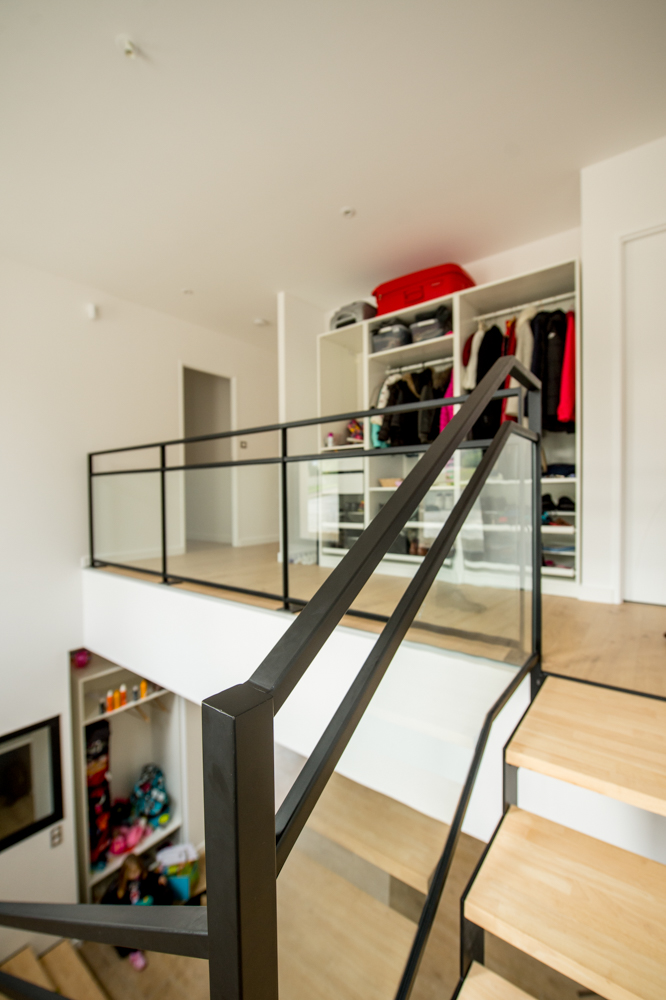 rampe-escalier-main-courante-vitre-montant-metal-noir-marche-bois-design