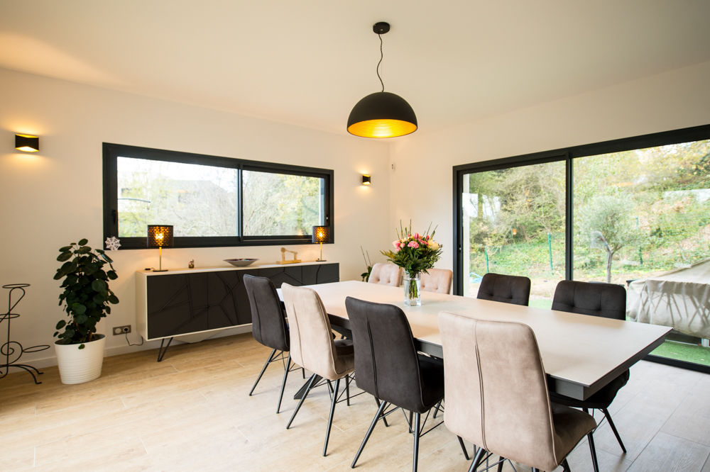 salle-a-manger-table-chaise-convivial-fenetre-suspension-decoration-amenagement