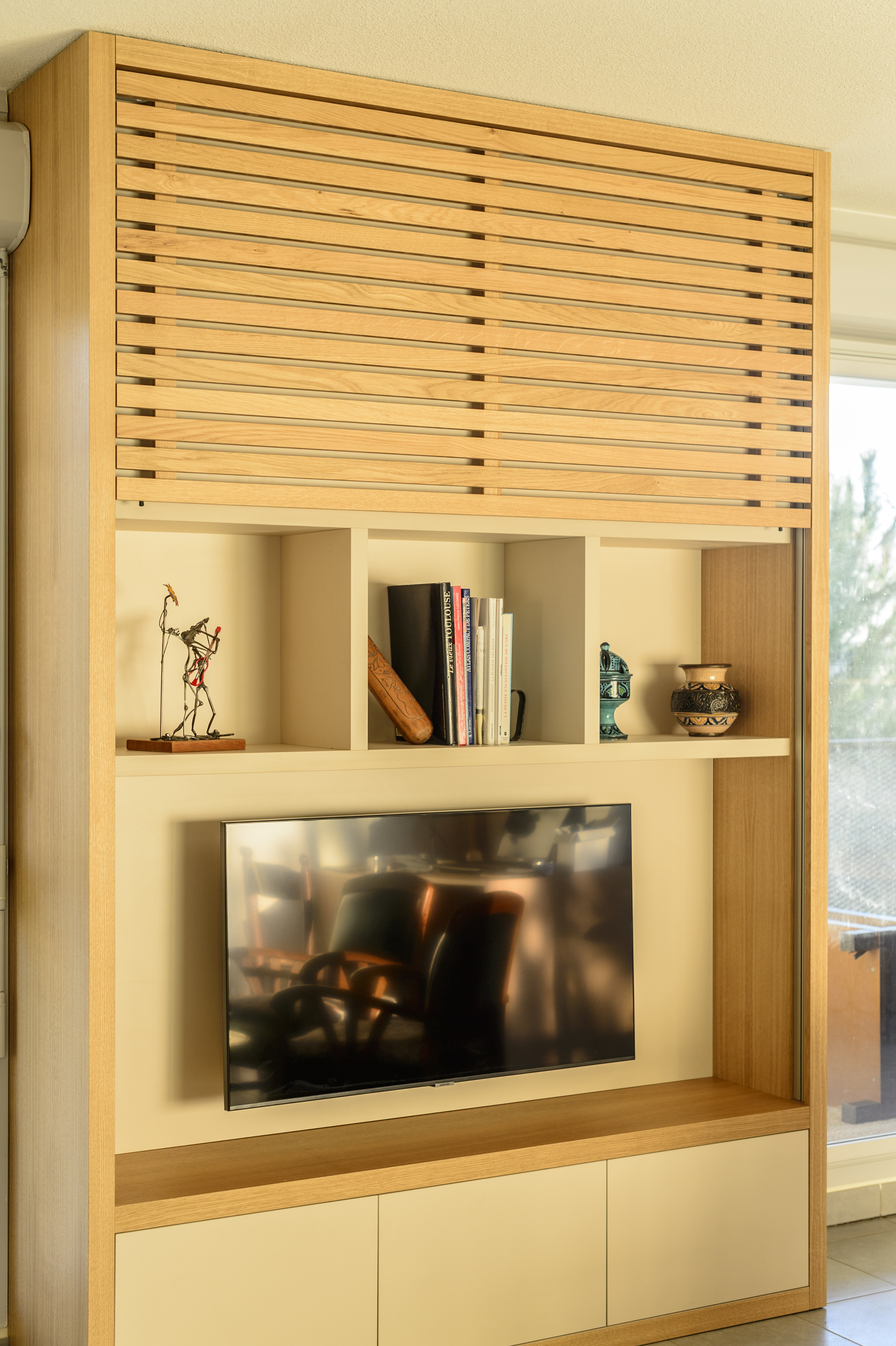 meuble-ouvert-tv-visible-decoration-etagere-brise-vue-coulissant