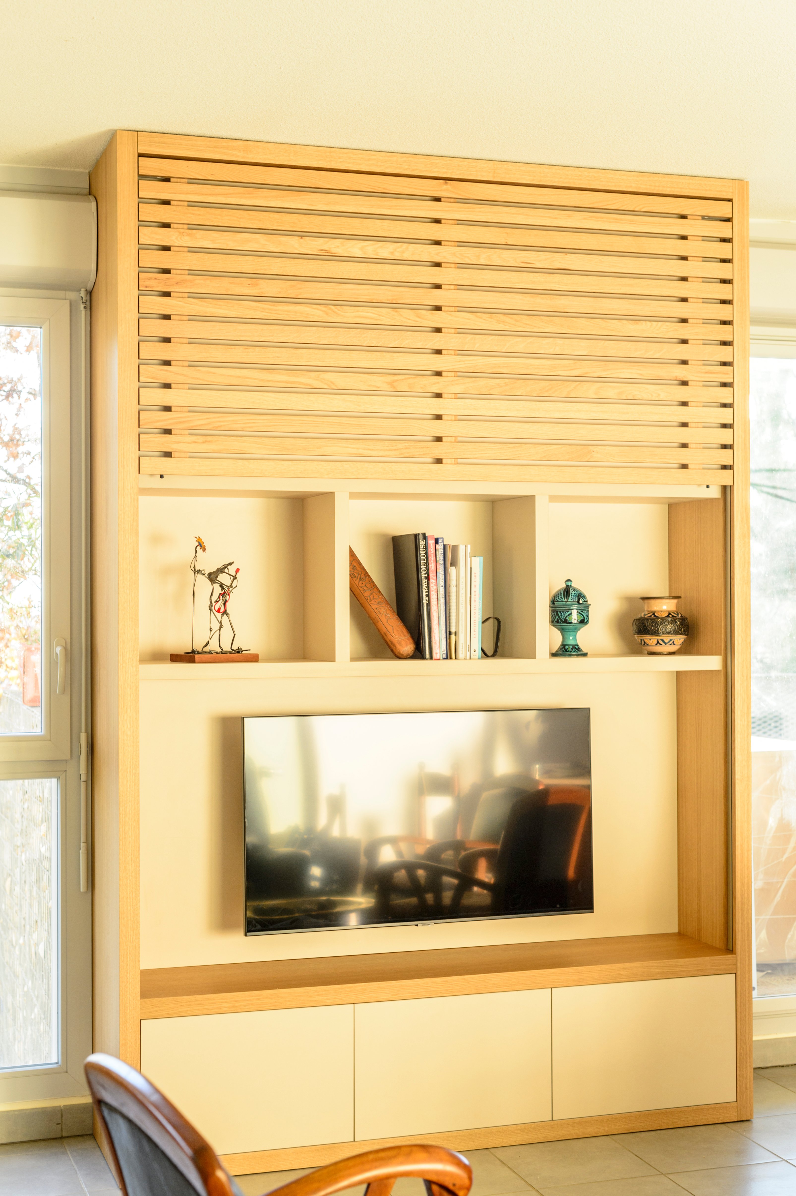 meuble-sur-mesure-tv-ouvert-coulissant-etagere-decoration-toute-hauteur
