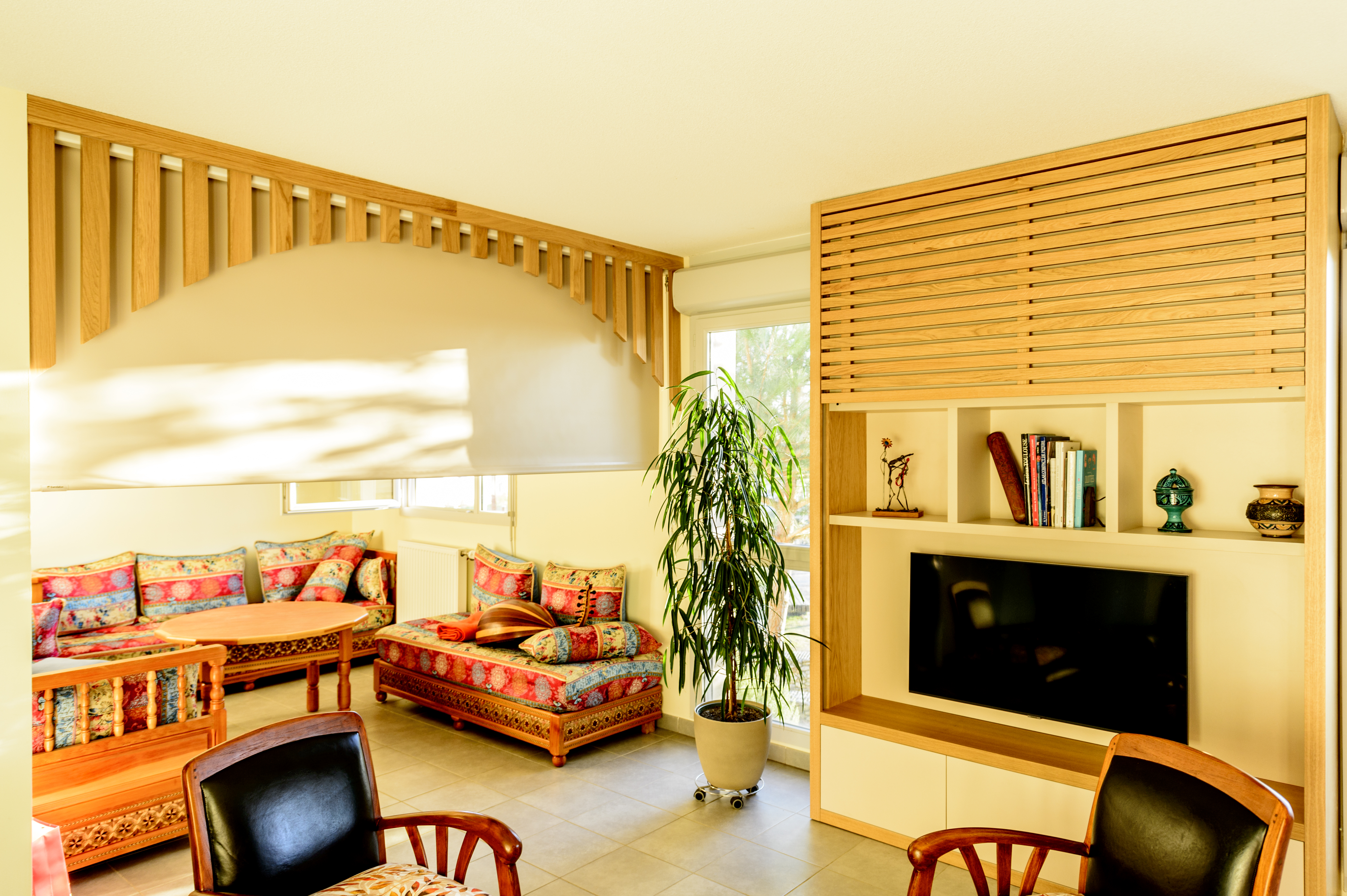 meuble-tv-arche-bois-sur-mesure-stratifie-couleur-chaudes-interieur-plante