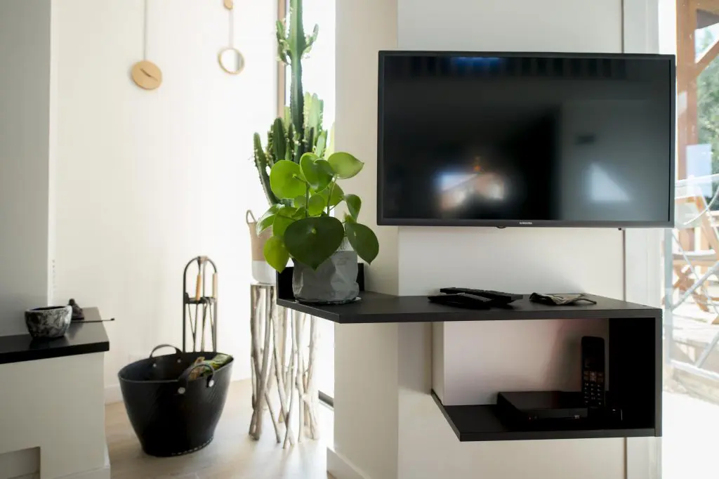meuble-tv-sur-mesure-noir-moderne-epure-etagere-mur-1024x682.jpg