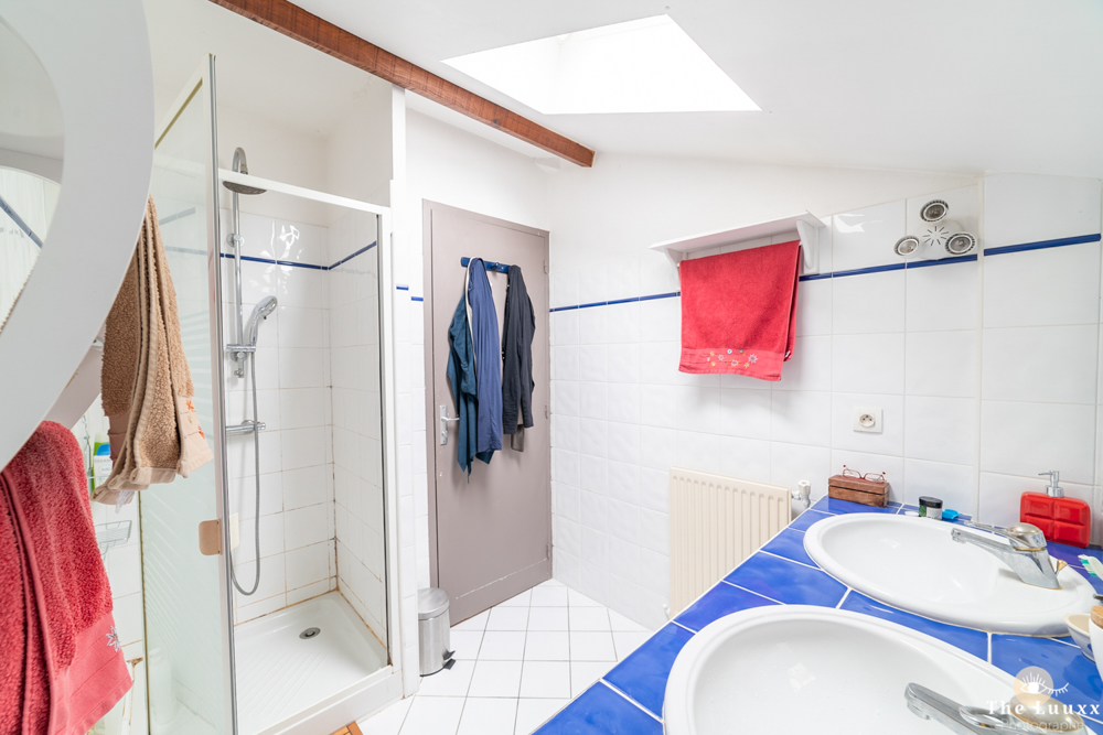 02-poutre-bois-vasque-bati-carrelage-douche-faience-bleue-blanche