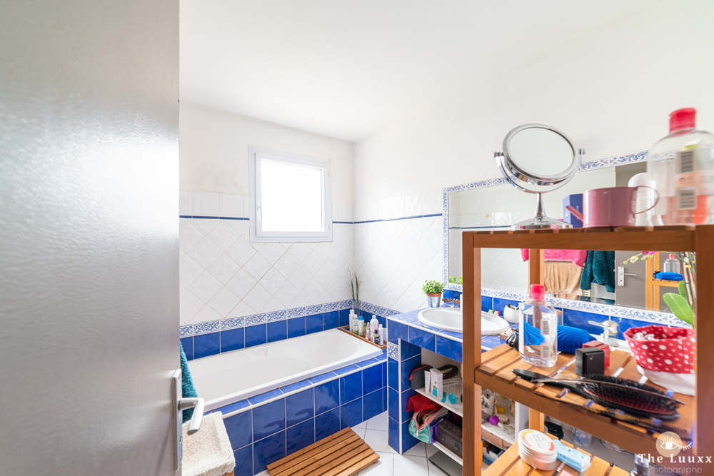 07-baignoire-salle-de-bain-faience-bleue-frise-mur-petit-carreau