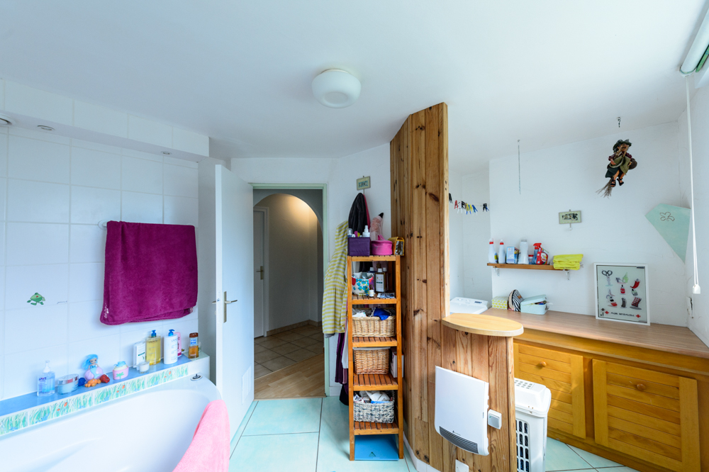 01-avant-retour-lambris-bois-faience-motif-salle-de-bain-charge-couleur