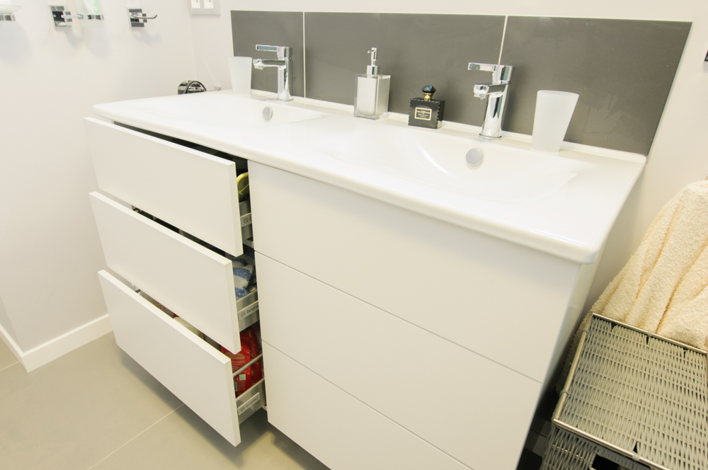 Beaux-Interieurs-salle-d-eau-meuble-vasque-blanc-laqué-tiroirs-ouverts